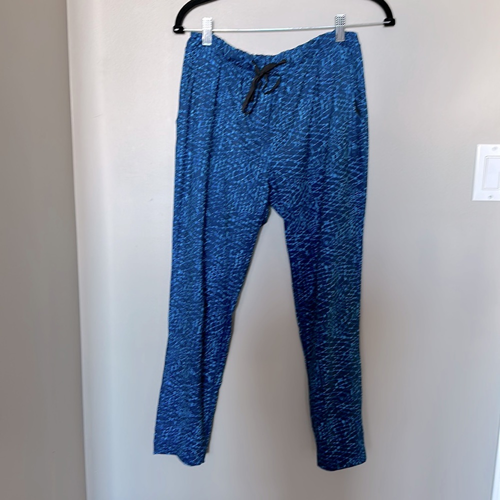 Lululemon size 6 drawstring with pockets, jogger